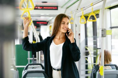 Güzel kadın telefon otobüste işe yaramaz ise söz.