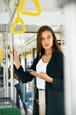 Telefon içinde toplu taşıma ile kadın portresi.