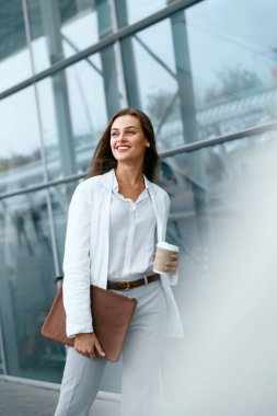 Ofis Binası yakınındaki kahve ile yürüyen güzel kadın.