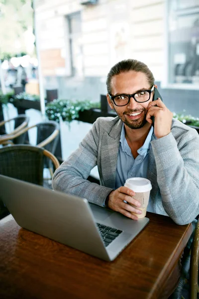 Trabalho do Café. homem falando no telefone trabalhando no café — Fotografia de Stock