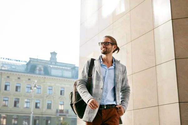 Estilo de hombres. Hombre sonriente guapo en la calle —  Fotos de Stock