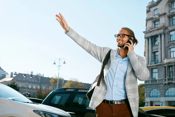 Man Catching Car While Talking On Phone On Street. — Stock Photo, Image