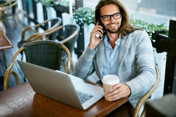 카페에서 작동 합니다. 카페에서 일 하는 전화 통화 하는 남자 — 스톡 사진