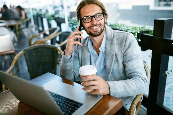 Trabalho do Café. homem falando no telefone trabalhando no café — Fotografia de Stock