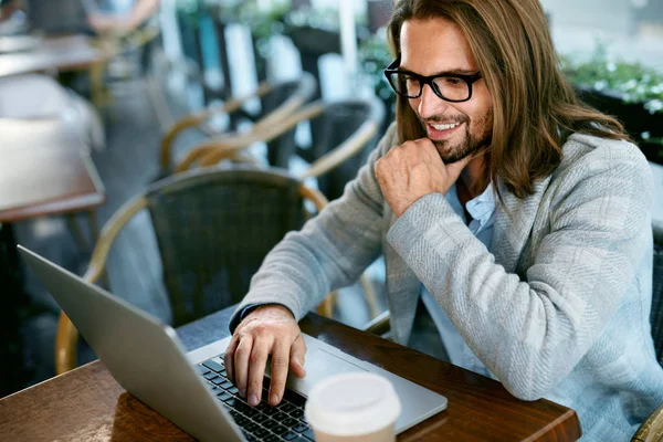 Homme travaillant sur ordinateur portable de café en plein air — Photo