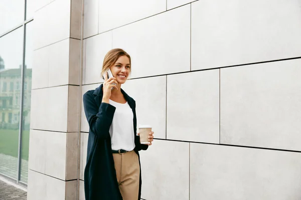 Estilo mujer de negocios. Mujer bebiendo café y hablando por teléfono —  Fotos de Stock