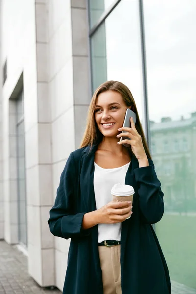 Üzleti nő stílus. Nő ivó kávé és beszél telefonon — Stock Fotó