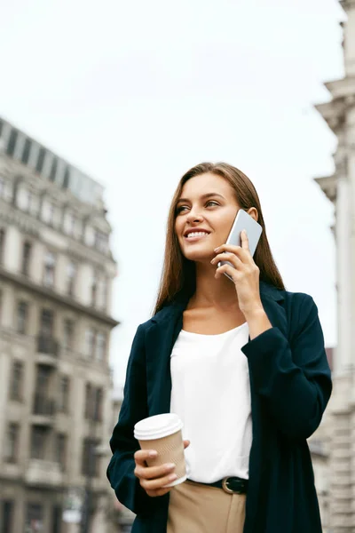 Gaya Bisnis Wanita. Perempuan Minum Kopi Dan Berbicara di Telepon — Stok Foto