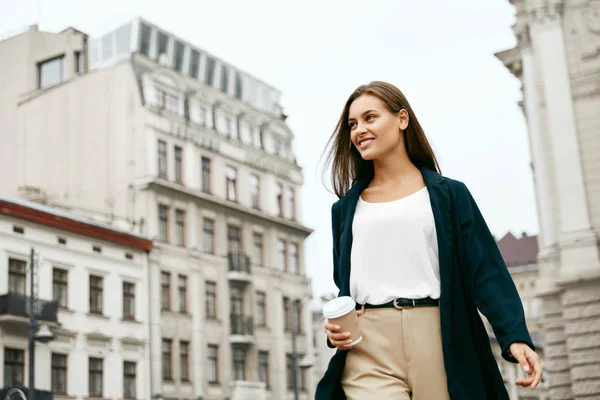 Beautiful Business Woman With Drink On Go Walking On Street. — Stock Photo, Image