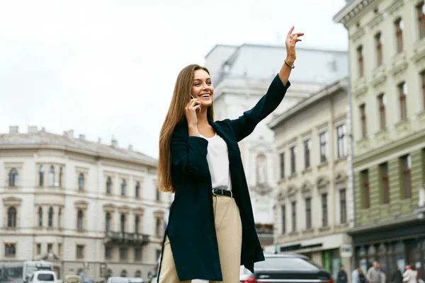 Beautiful Woman Catching Taxi Car On Street. — Stock Photo, Image