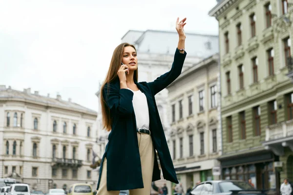 Женщина, догоняющая автомобиль на улице . — стоковое фото