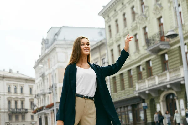 Krásná žena, chytání vůz Taxi na ulici. — Stock fotografie