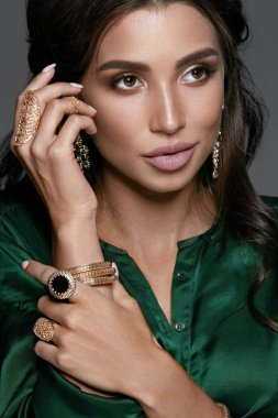 Kadınlar için takı. Altın aksesuarlar ile kadın moda