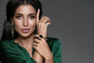 Kadınlar için takı. Altın aksesuarlar ile kadın moda