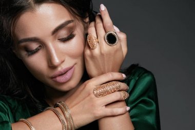 Kadın moda. Güzel kadın, takı.