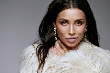 Moda. Kadın güzellik makyaj kürk ile