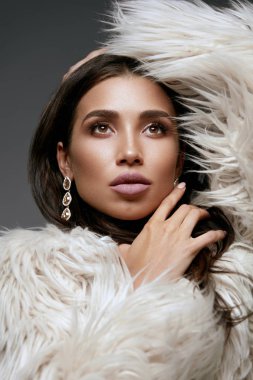 Moda. Kadın güzellik makyaj kürk ile