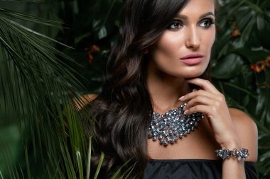 Moda stil. Makyaj ve takı kadın ile