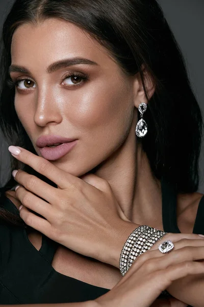 Jewelry Fashion. Beautiful Woman Wearing Diamonds.