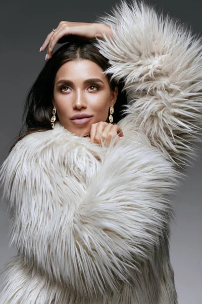 Winter Fashion Style. Beautiful Woman In Fur And Jewelry. — Stock Photo, Image