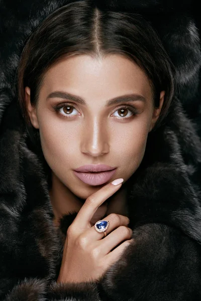 Maquillaje. Mujer con cara de belleza sobre fondo negro — Foto de Stock