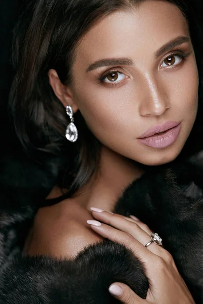 Schoonheid make-up. Prachtige vrouw gezicht met sieraden — Stockfoto