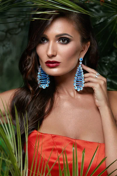 Maquillaje de moda. Mujer con joyas en verano — Foto de Stock