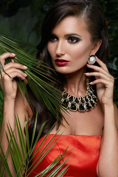 Fashion. Beautiful Woman With Jewelry And Makeup
