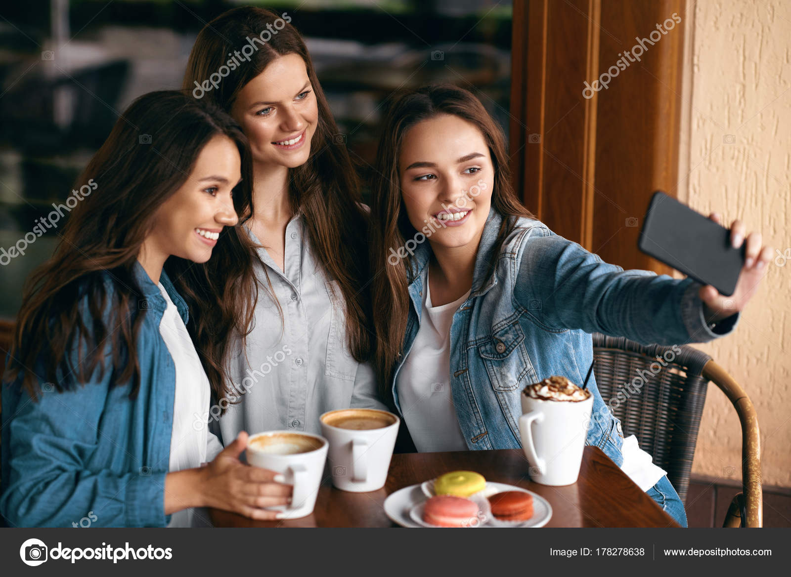 Mädchen im cafe kennenlernen