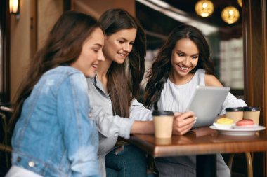 Cafe arkadaş. Güzel gülümseyen kız tablet kullanma.