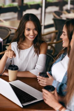 Cafe kızlarda. Birlikte vakit güzel arkadaşlar.