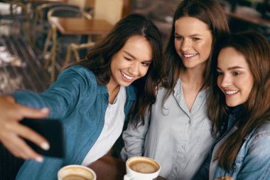Arkadaşlar eğleniyor, Cafe fotoğraf çekmek.