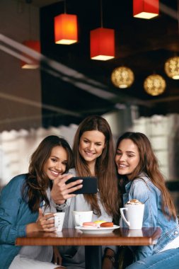 Selfie fotoğrafta telefonla Cafe güzel kızlar.