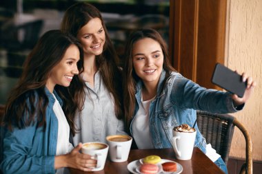 Selfie fotoğrafta telefonla Cafe güzel kızlar.