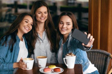 Selfie fotoğrafta telefonla Cafe güzel kızlar.