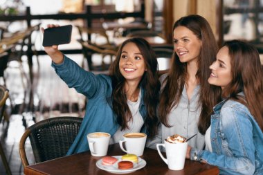 Selfie fotoğrafta telefonla Cafe güzel kızlar.