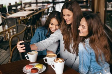 Selfie fotoğrafta telefonla Cafe güzel kızlar.