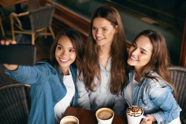 Arkadaşlar eğleniyor, Cafe fotoğraf çekmek.
