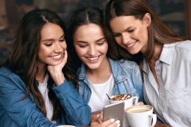 Mutlu kadın telefonunuzun ve Cafe.