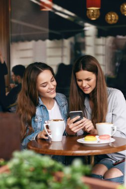 Mutlu kadın telefonunuzun ve Cafe.