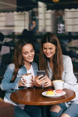 Mutlu kadın telefonunuzun ve Cafe.