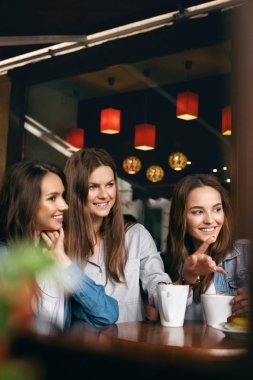 Cafe kızlarda. Arkadaşlar kahve içme ve söz