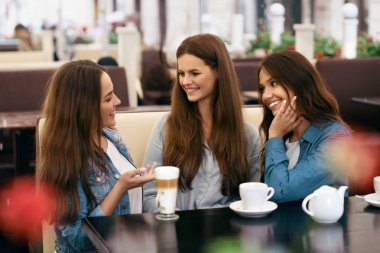 Cafe kadınlar. Güzel kızlar bardak kahve ile konuşmak.