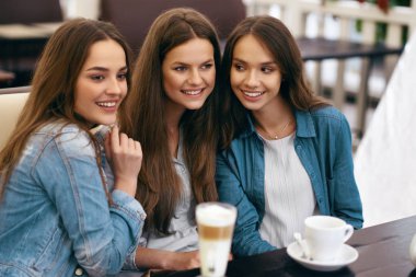 Cafe kızlarda. Arkadaşlar kahve içme ve söz