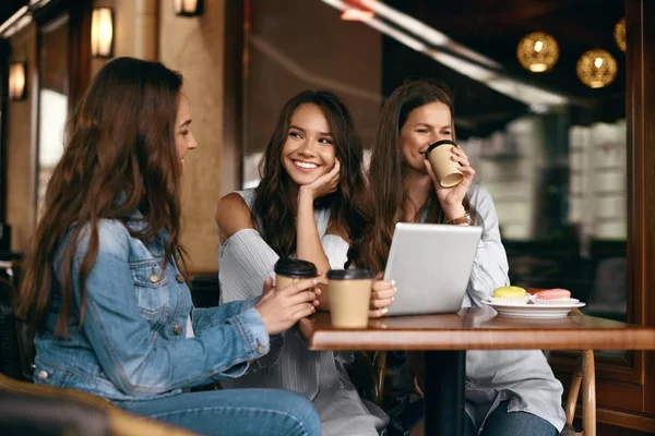 Friends In Cafe. Belles filles souriantes utilisant une tablette . — Photo