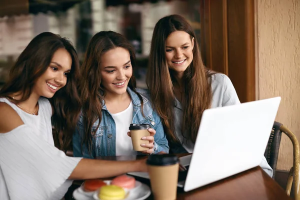 Chicas en Café. Amigos felices usando computadora . — Foto de Stock