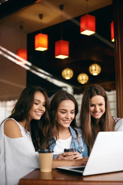 Дівчата в кафе. Щасливі друзі за допомогою комп'ютера . — стокове фото