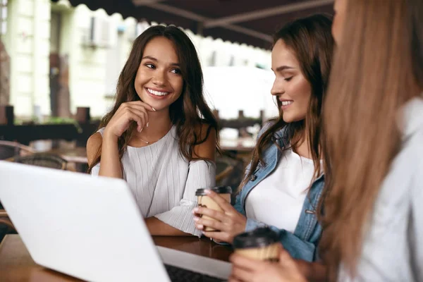 Chicas en Café. Hermosos amigos pasando tiempo juntos . — Foto de Stock