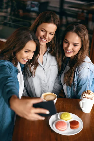 Όμορφα κορίτσια στο Cafe λήψη Selfie φωτογραφία στο τηλέφωνό. — Φωτογραφία Αρχείου