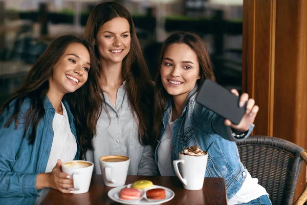 Schöne Mädchen im Café machen Selfie-Foto mit dem Handy. — Stockfoto